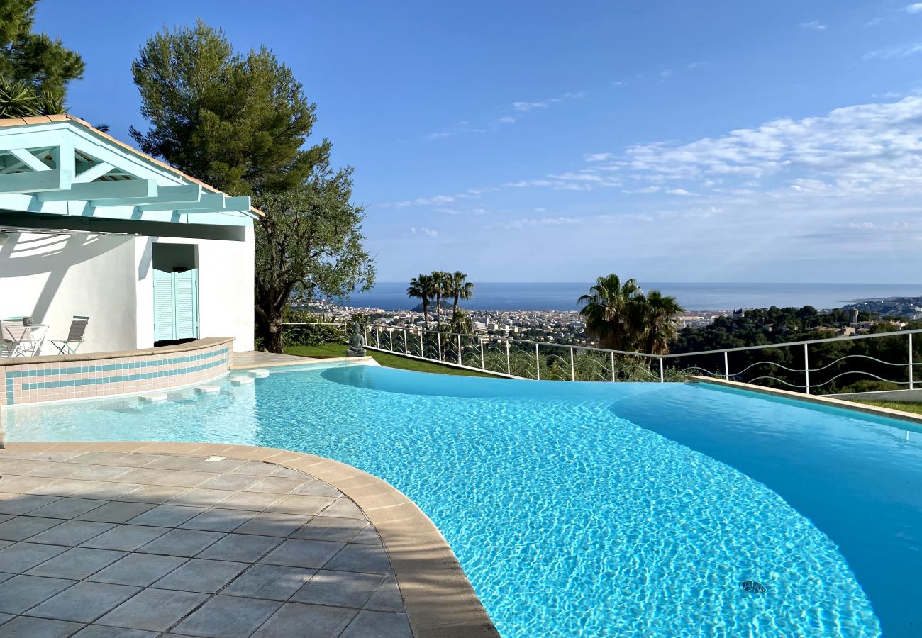 Schwimmbad mit herrlicher Aussicht in Nizza