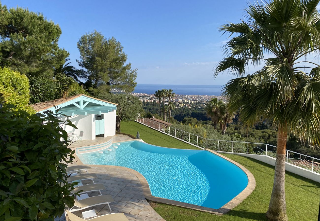 Swimmingpool und Terrasse mit Meerblick