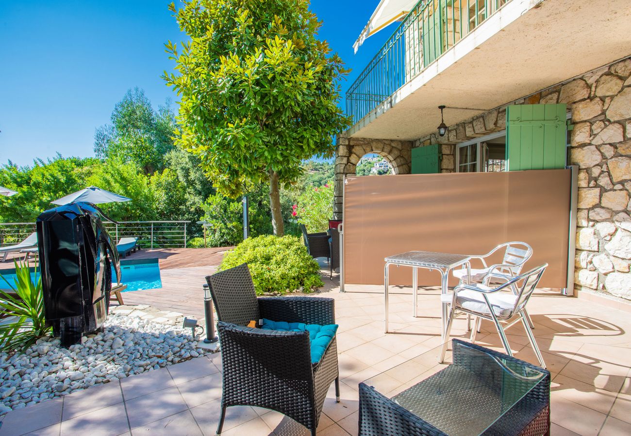 Terrasse mit Poolblick