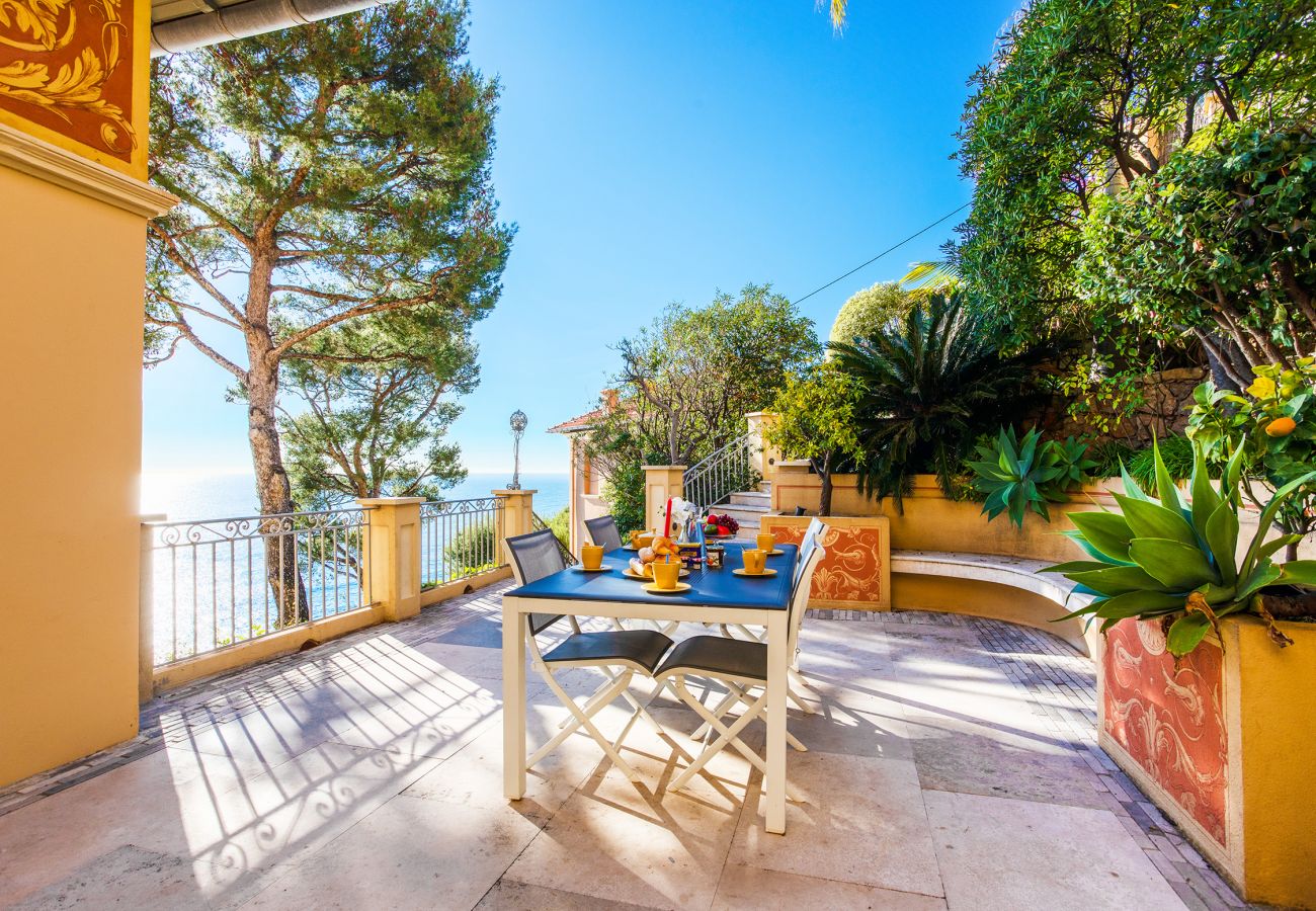 Terrasse mit Meerblick und viel Grün