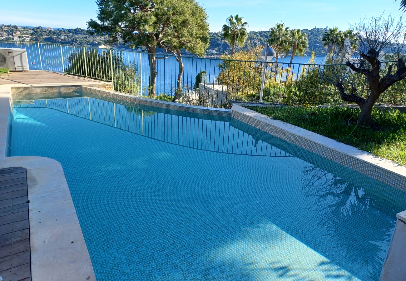 Swimmingpool mit Meerblick