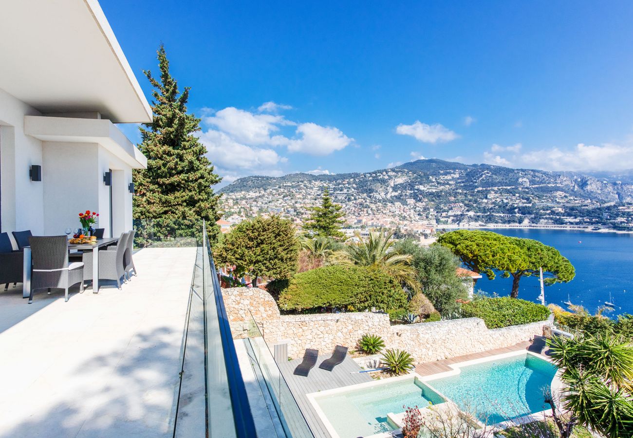 Die Terrasse mit Meerblick und Swimmingpool