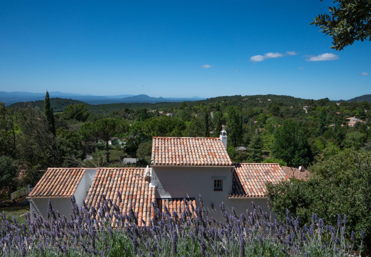 Bezauberndes Bild der erhöhten Terrasse der Villa Bellevue, mit atemberaubendem Blick - ein privater Rückzugsort