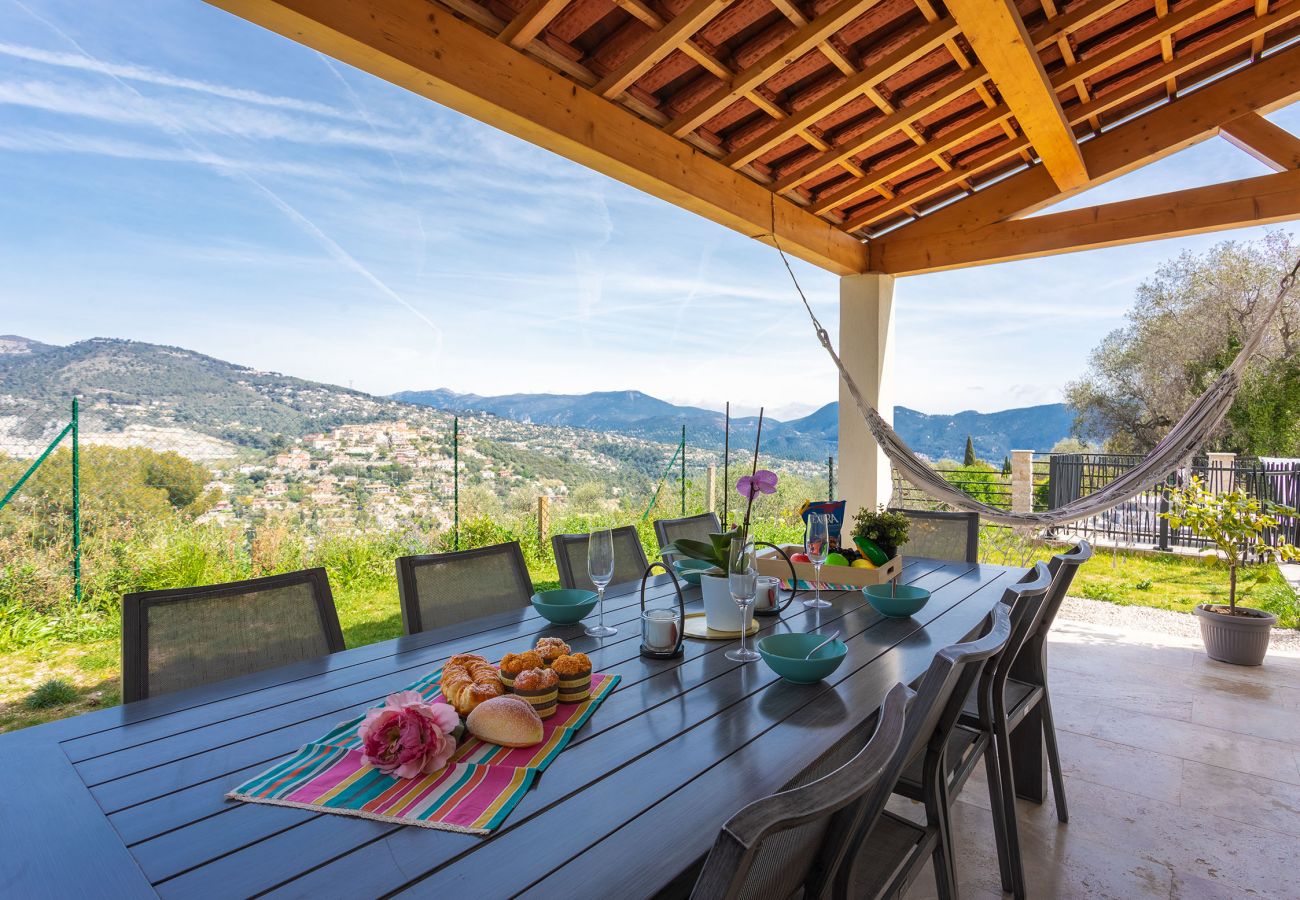 Terrasse und Garten mit Blick auf die Hügel