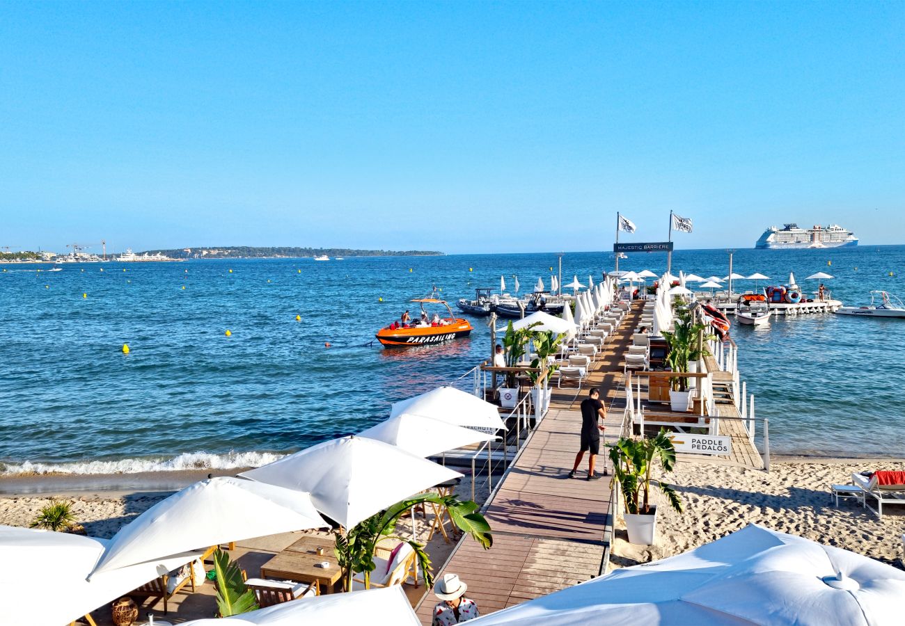 Genießen Sie luxuriöses Essen auf unserem Pier in Cannes, mit Meerblick. Kosten Sie kulinarische Köstlichkeiten