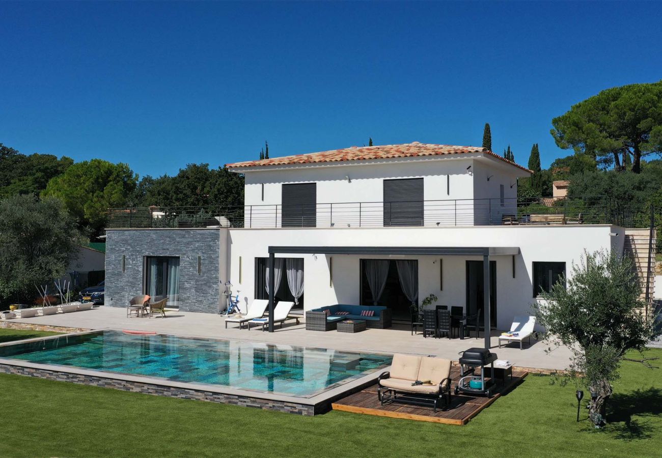 Drohnenaufnahme der Villa Belletoile mit Infinity-Pool und herrlicher Landschaft in der Provence.