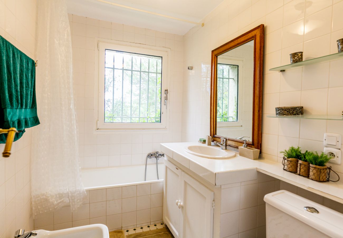 Salle de bain avec WC