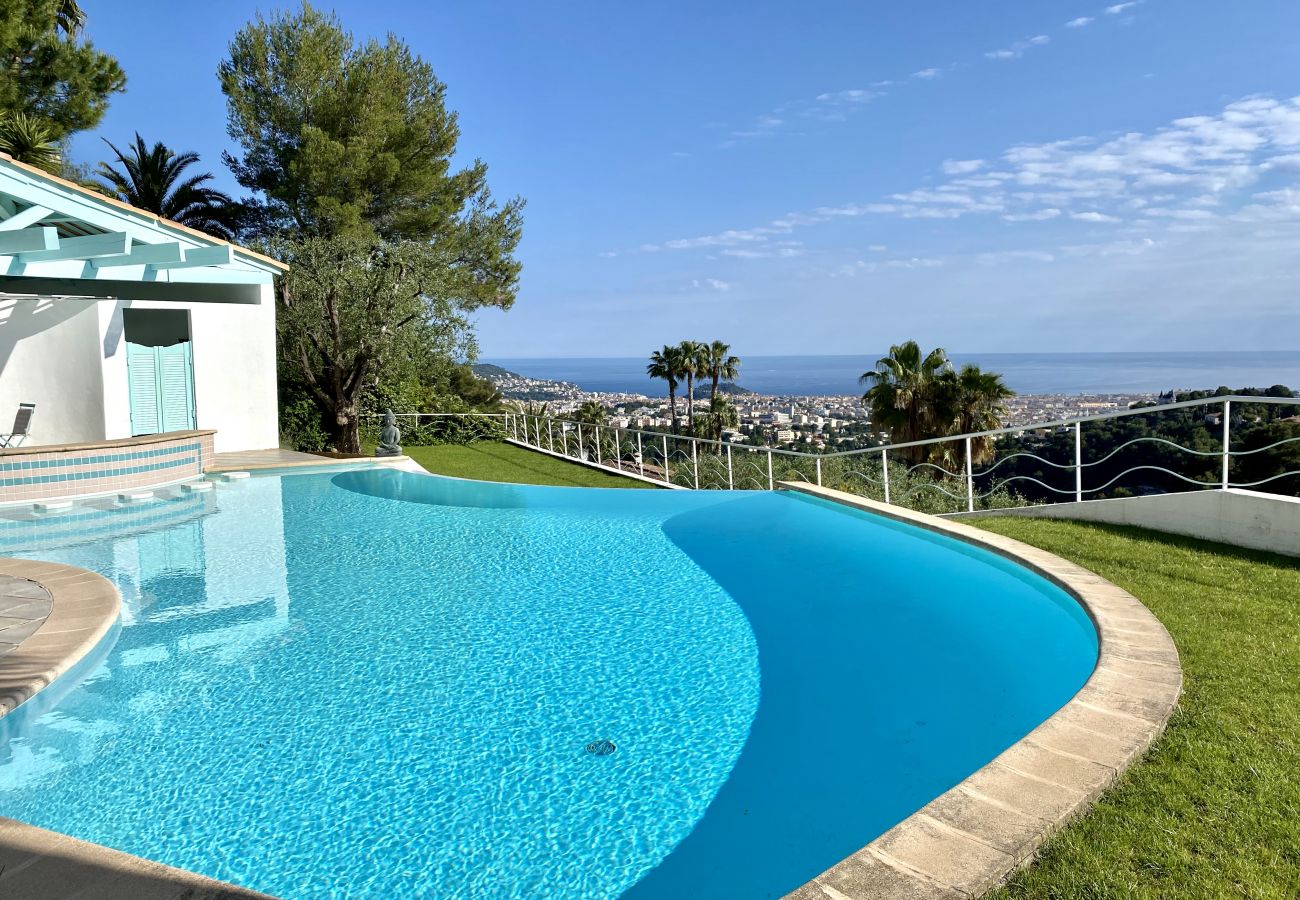 Piscine avec vue mer à Nice