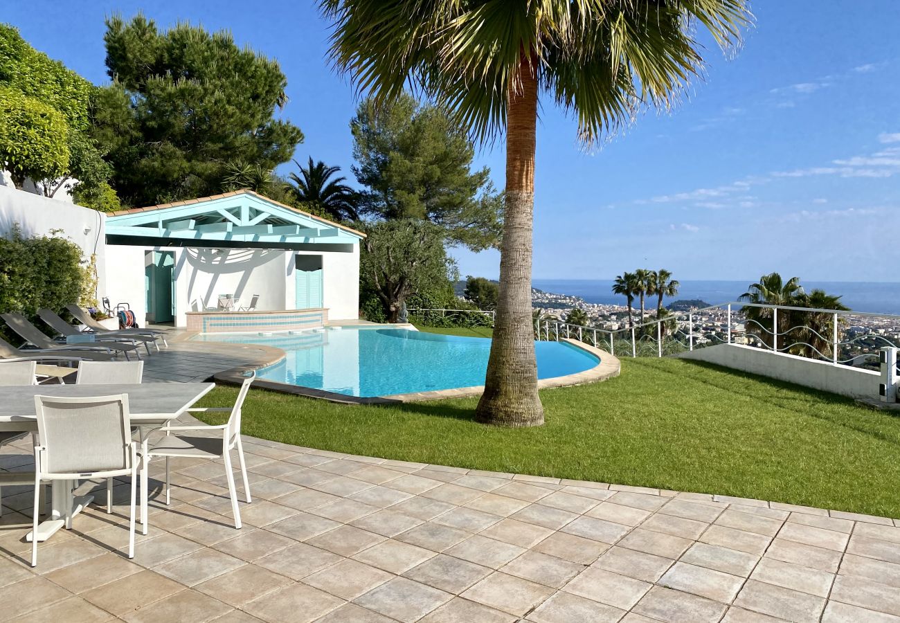 Terrasse équipée et piscine