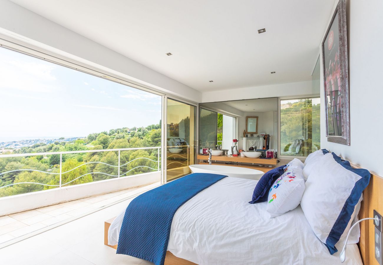 Chambre à coucher avec baignoire