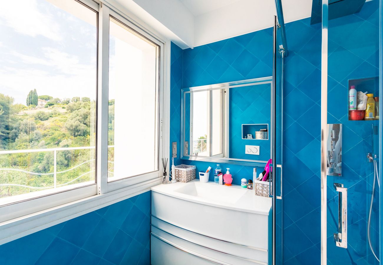 Salle de bain avec douche