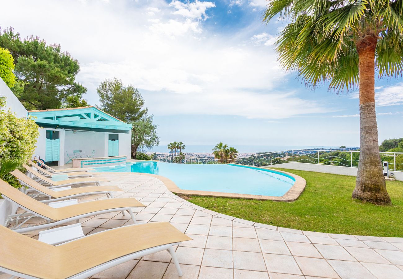 Piscine avec vue mer panoramique à Nice