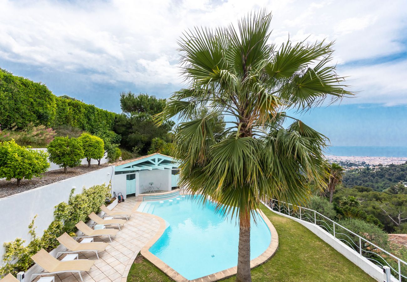 Vue sur la piscine et le jardin