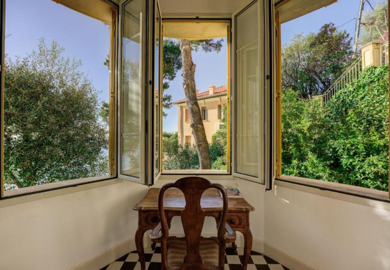 Table de bureau avec vue mer