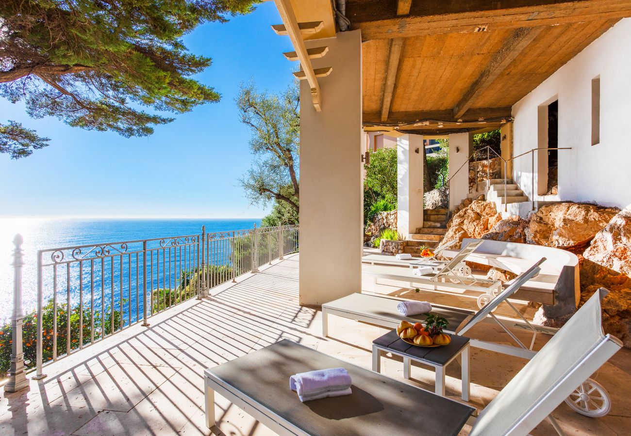 Terrasse ensoleillée avec bain de soleil