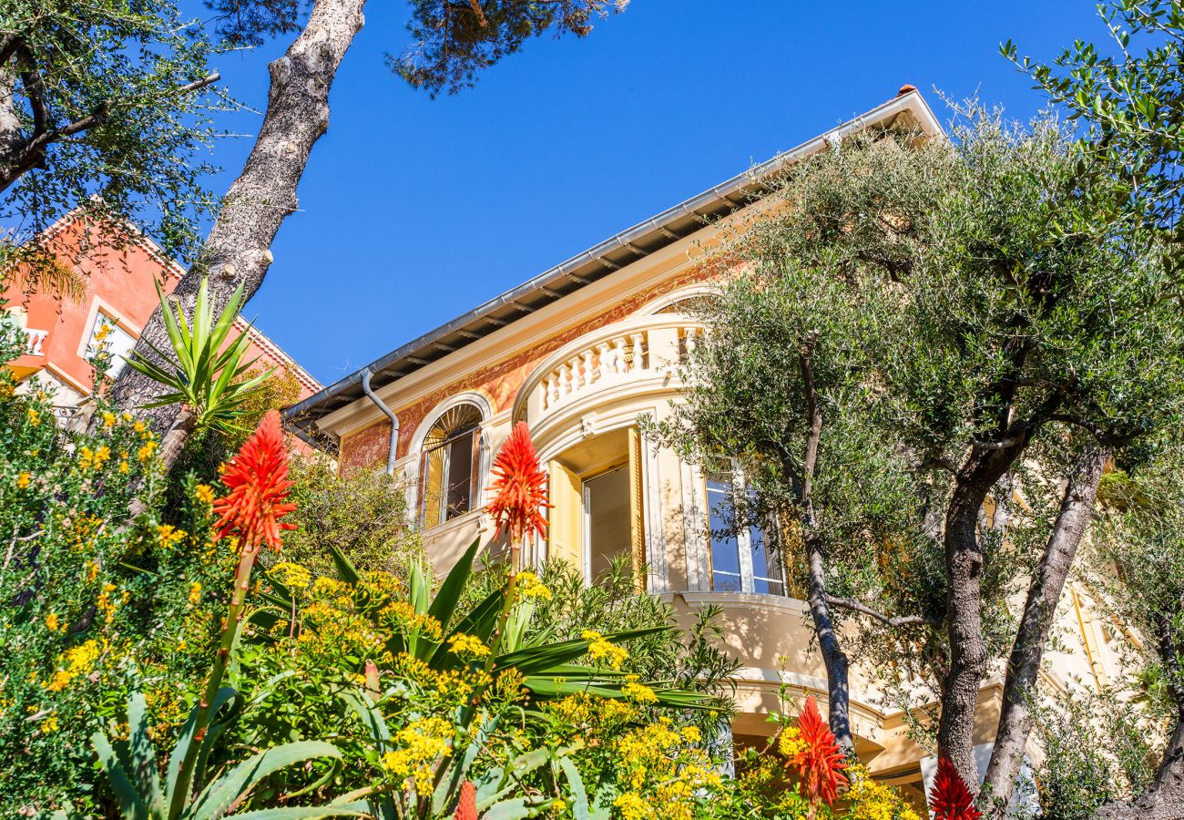 Villa avec terrasses et jardin