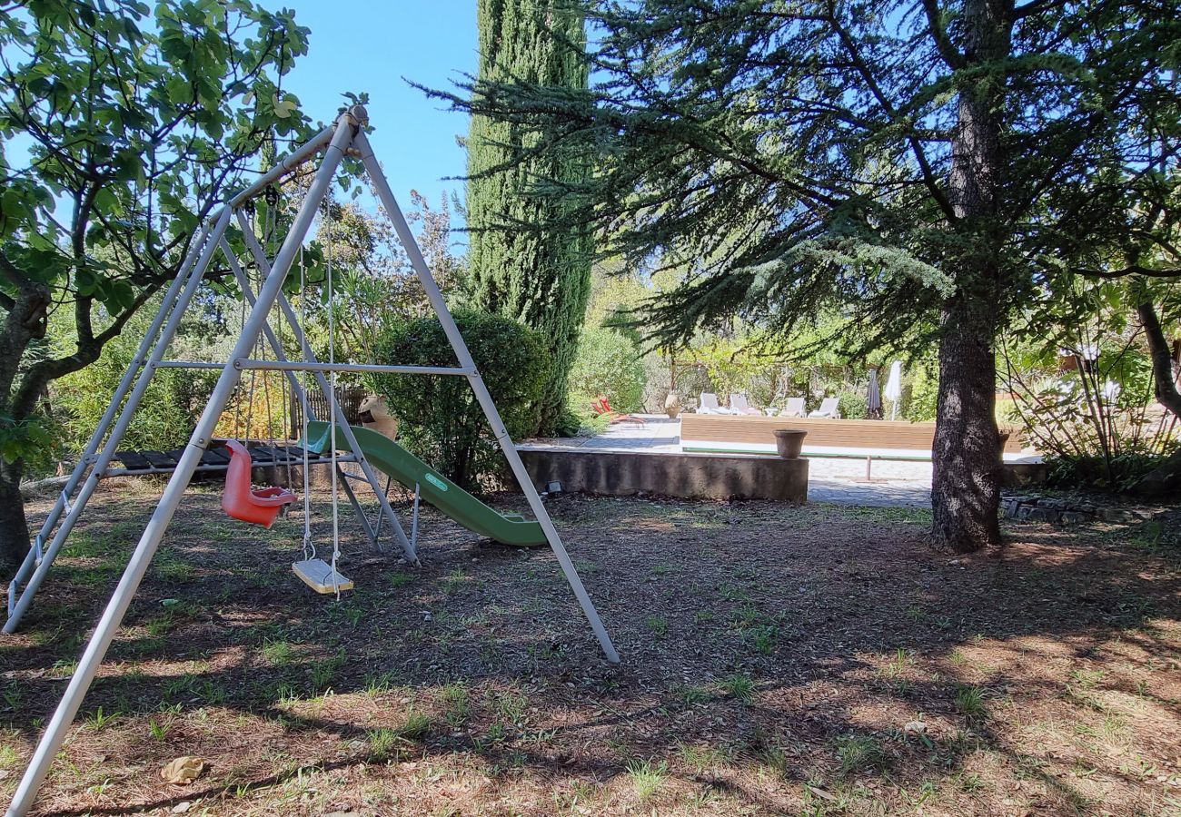 Mas de Charles - Plaisir en famille : Balançoires et toboggan dans un jardin clôturé, Lorgues, Provence