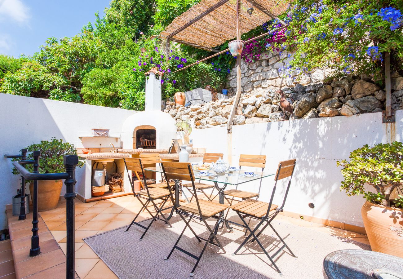 terrasse ensoleillée avec barbecue