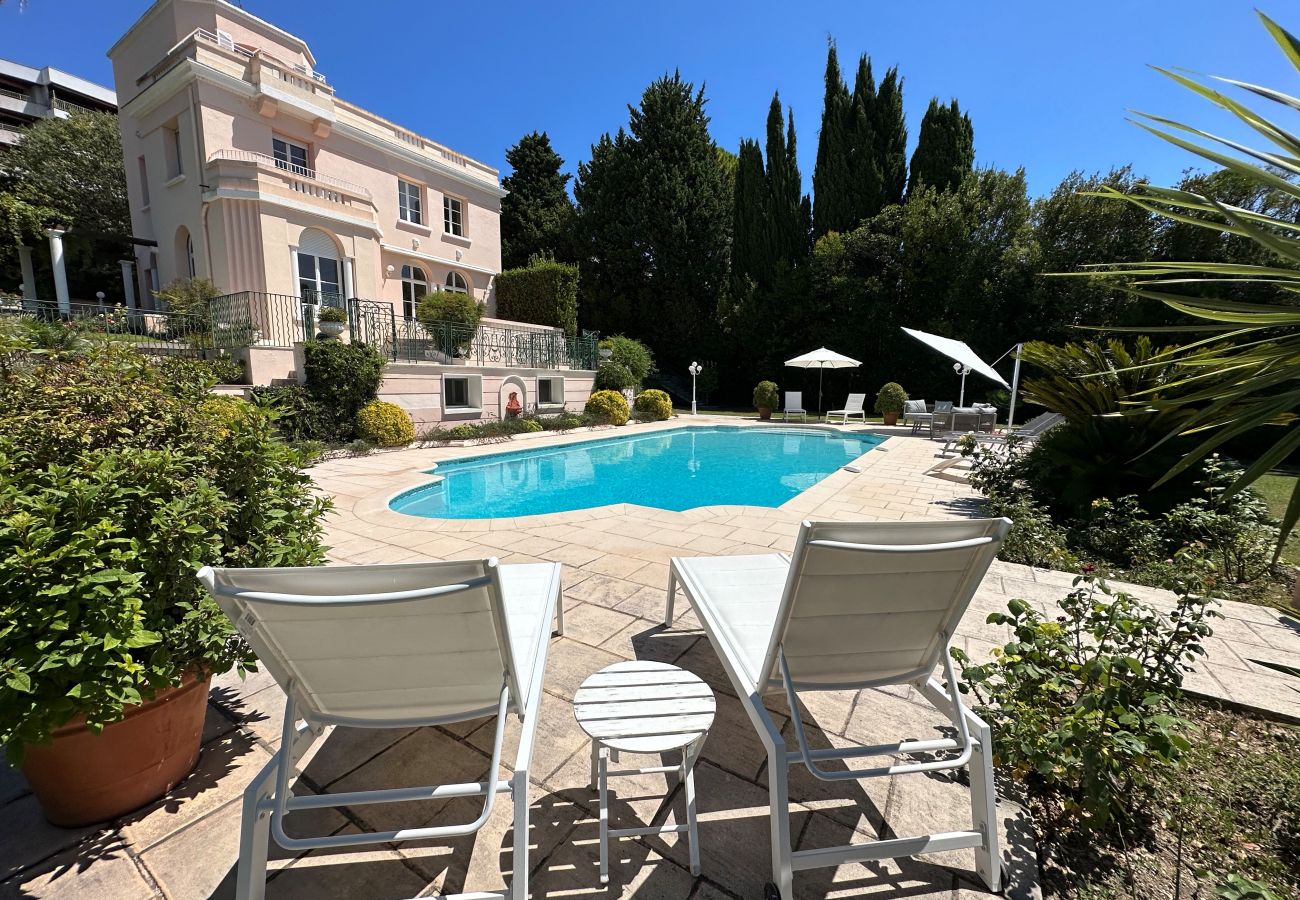 villa en location avec piscine et jardin cannes