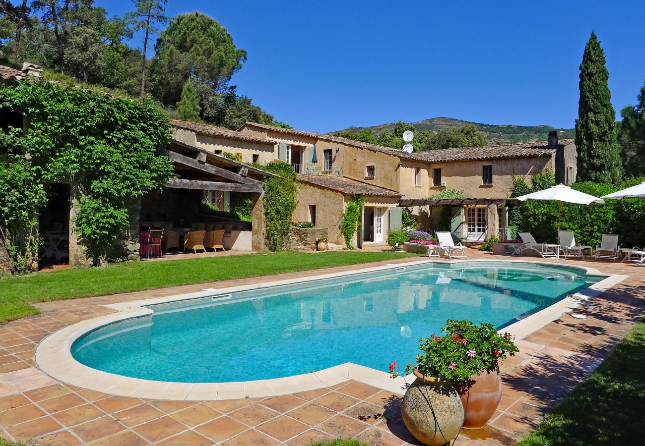 Propriété familiale de luxe avec piscine chauffée et court de tennis privé dans la campagne provençale près de Saint-Tropez