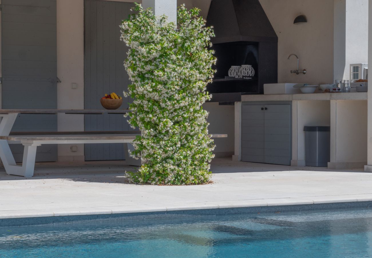 Belle piscine avec terrasse couverte, table à manger, cuisine d'été et barbecue à la Villa Beaumont à Malaucène, Provence.