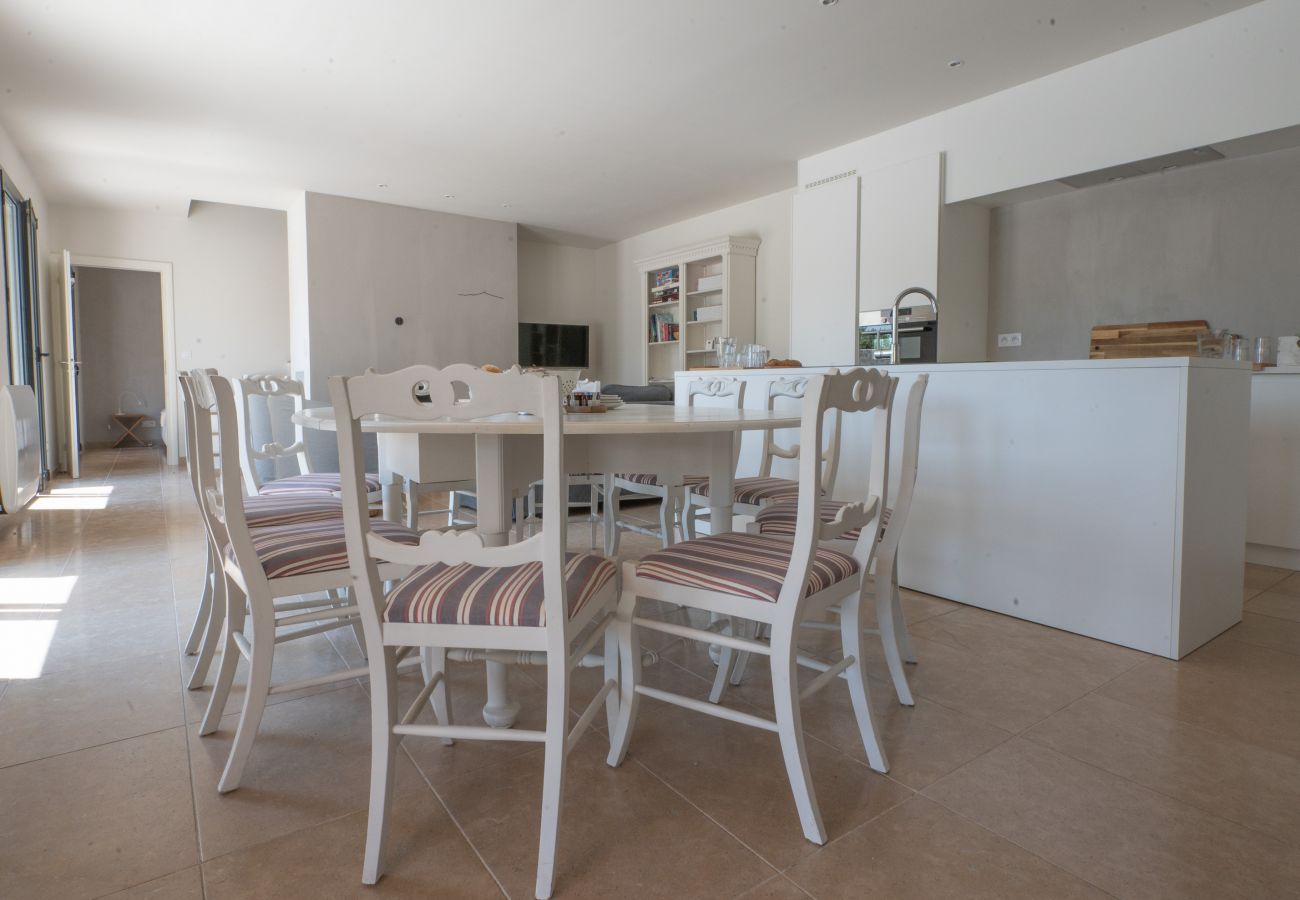 Image de la table à manger près de l'îlot de cuisine dans la Villa Beaumont, située à Malaucène, en Provence.