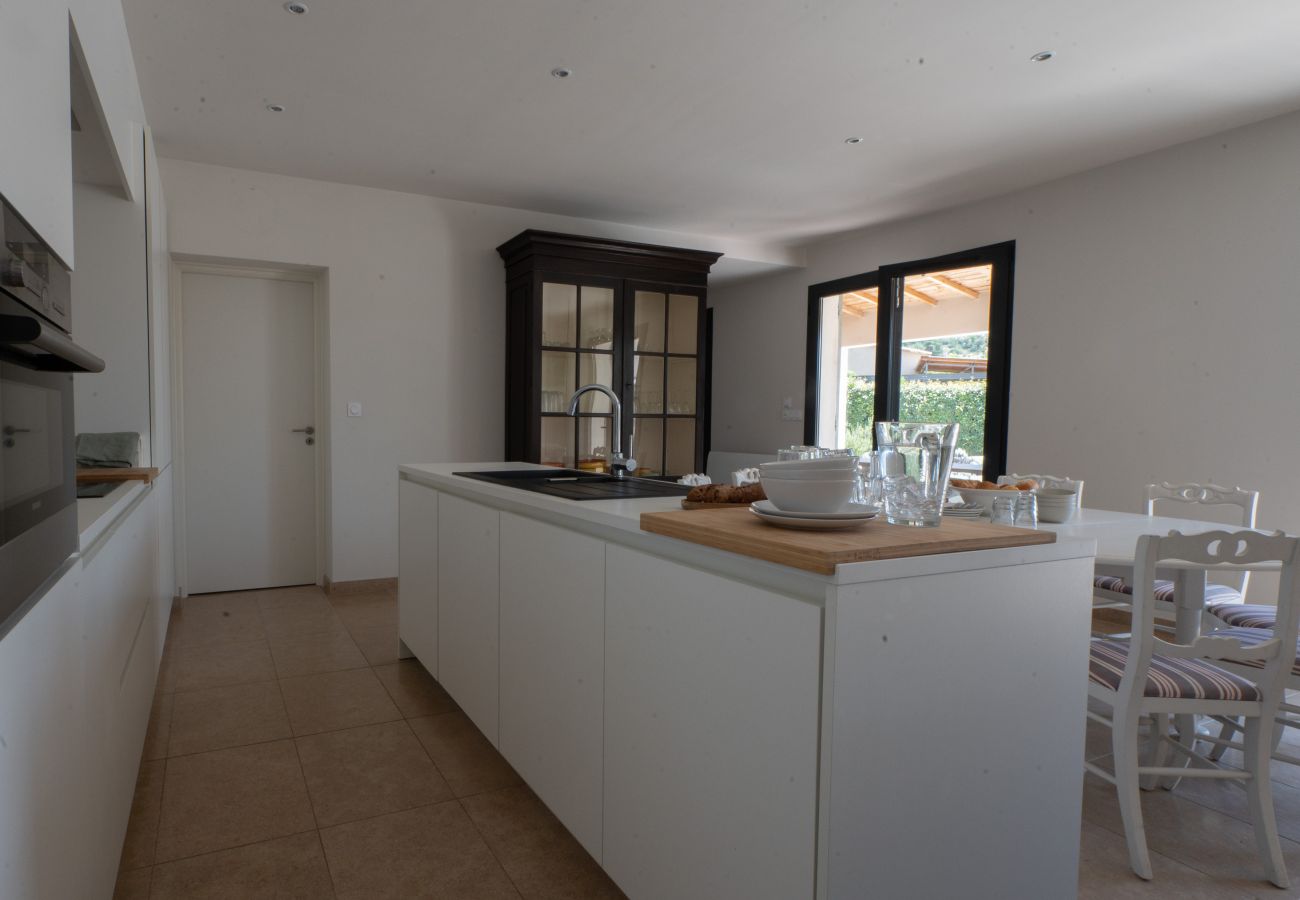 Image de la cuisine bien équipée dans la Villa Beaumont, située à Malaucène, en Provence.