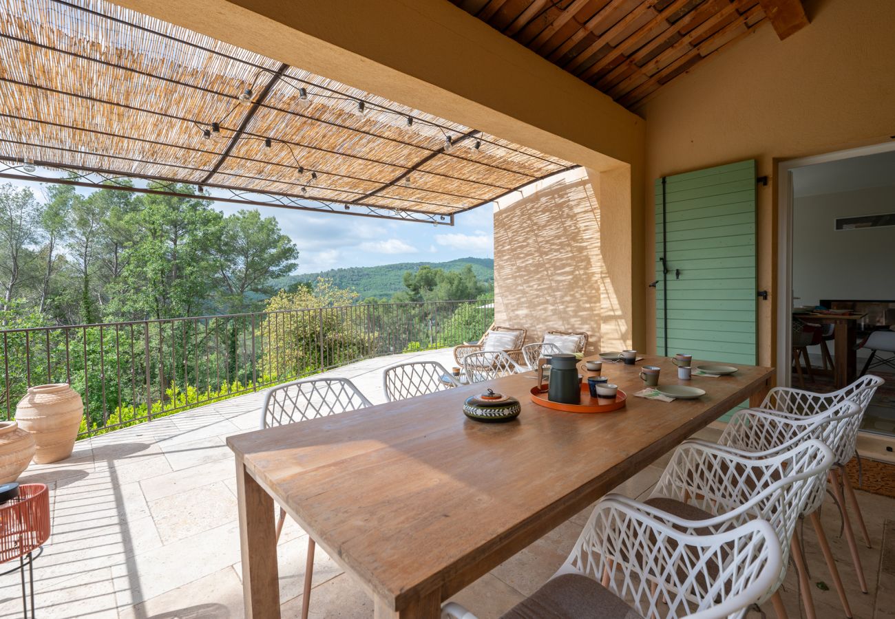 Magnifique espace repas extérieur avec des vues spectaculaires, cote d'azur