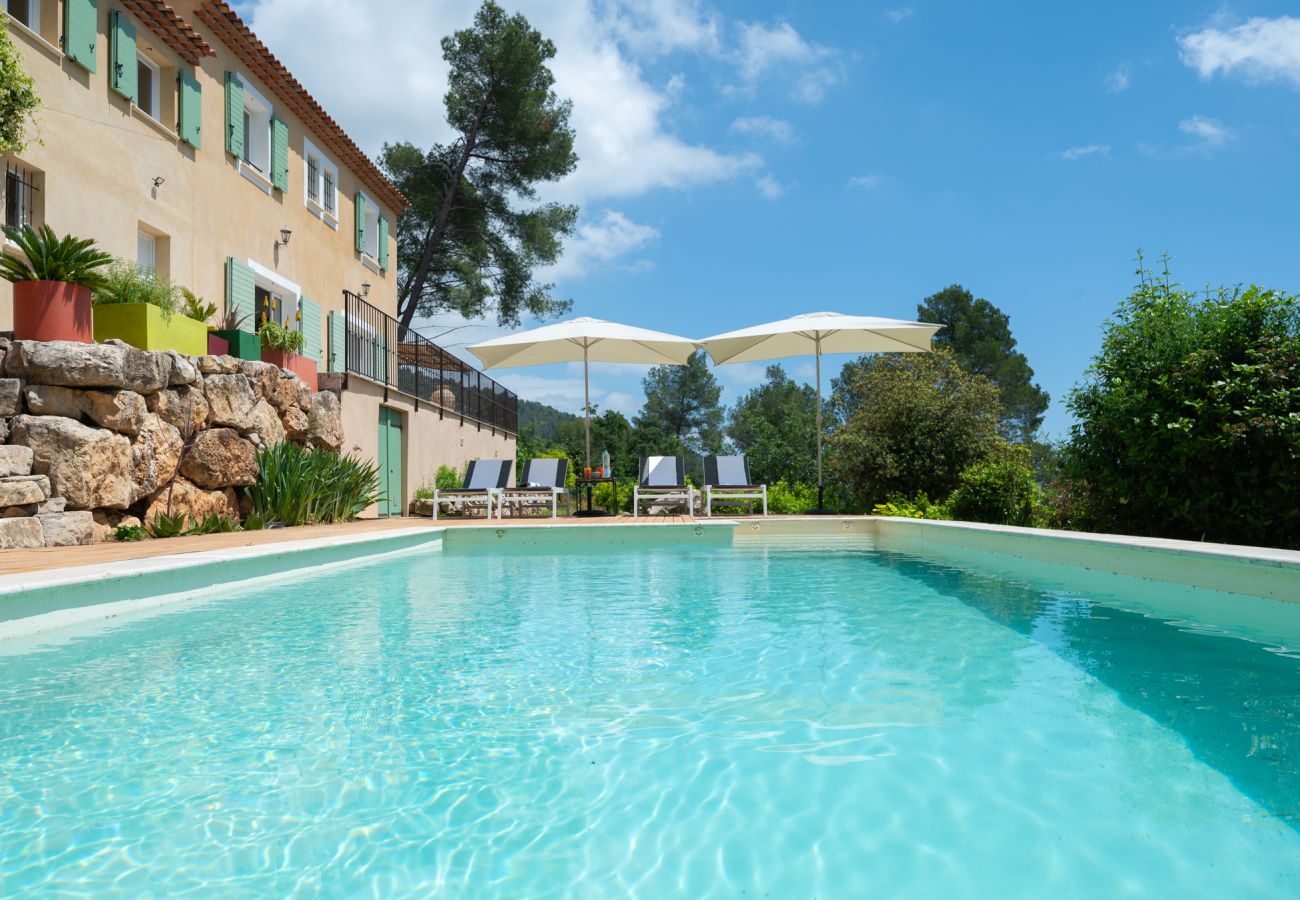 Grande piscine avec des chaises longues pour se détendre