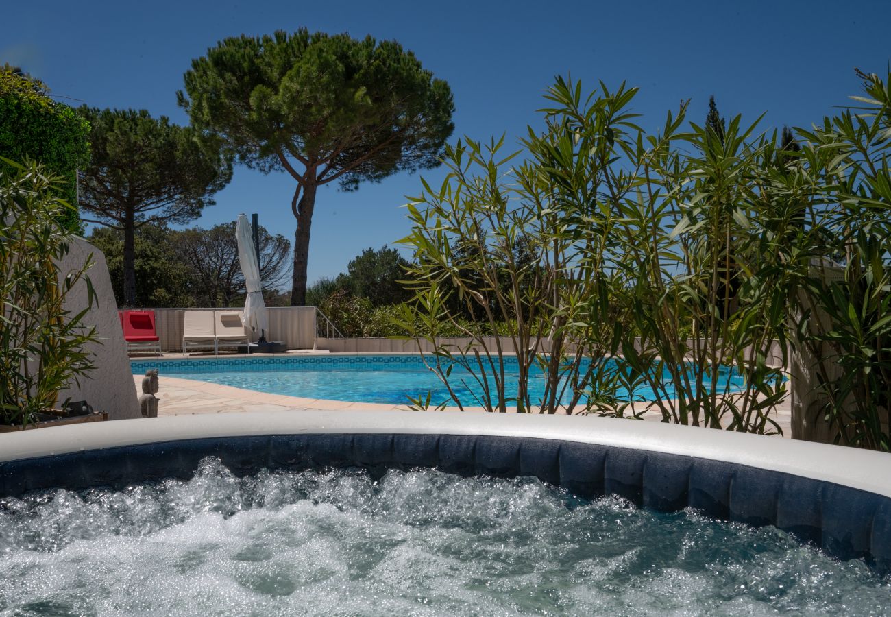 Betoverende afbeelding genomen vanuit de verwarmde jacuzzi bij Villa Bellevue, met een prachtig uitzicht op het zwembad