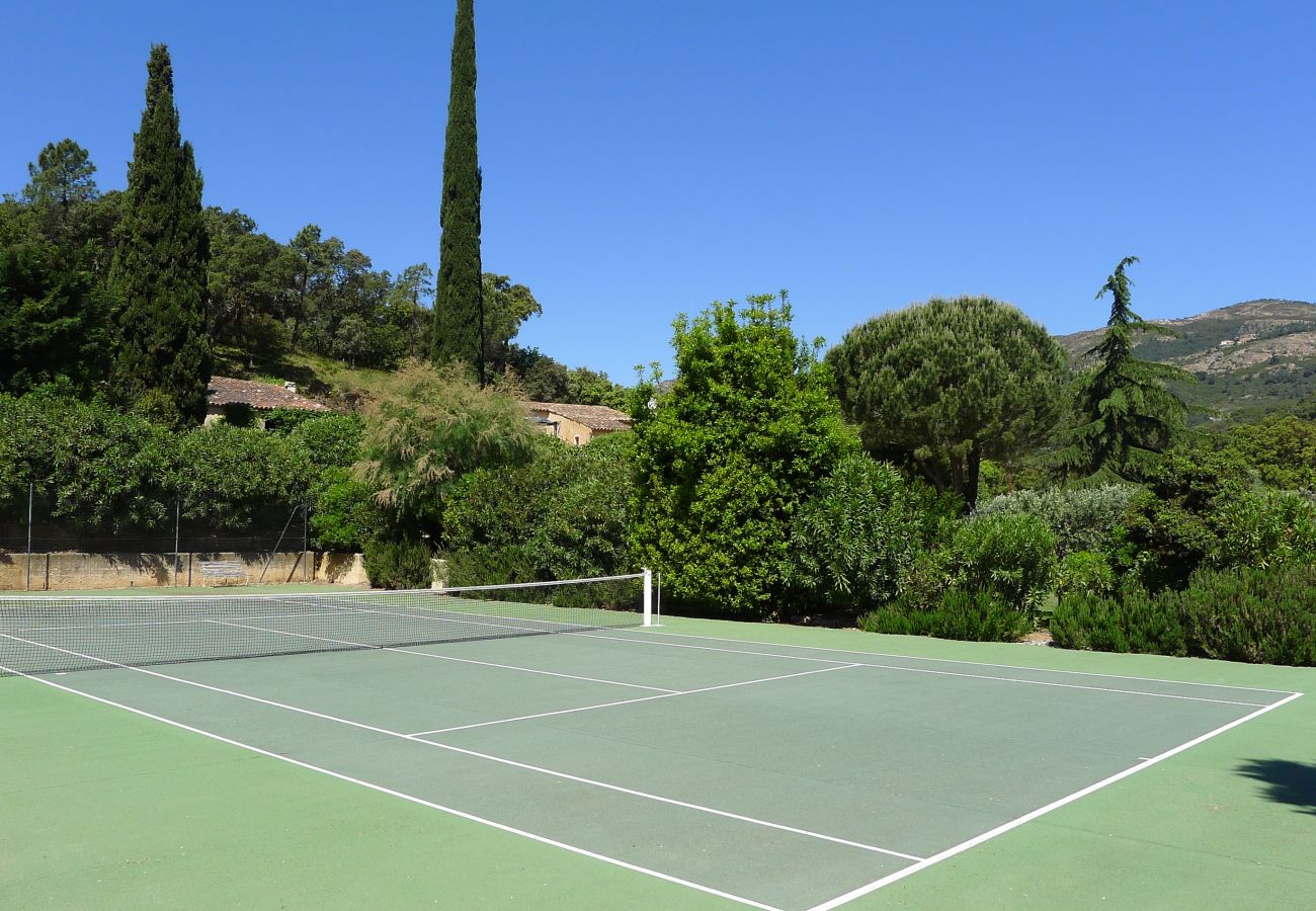 Luxueus familiedomein met verwarmd zwembad en privétennisbaan in het Provençaalse platteland bij Saint-Tropez