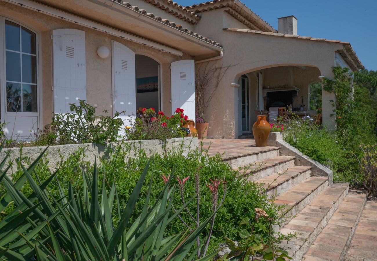 83TEIL, vakantiehuis met zwembad en royaal terras met eethoek, open haard en zeezicht, Sainte-Maxime