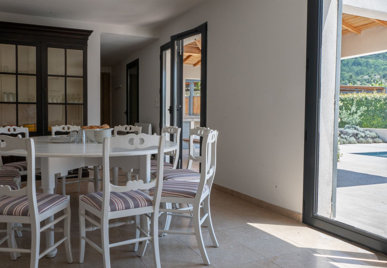 Geniet van uw maaltijden met deze gezellige eettafel bij de openslaande terrasdeuren in Villa Beaumont, Malaucène, Provence