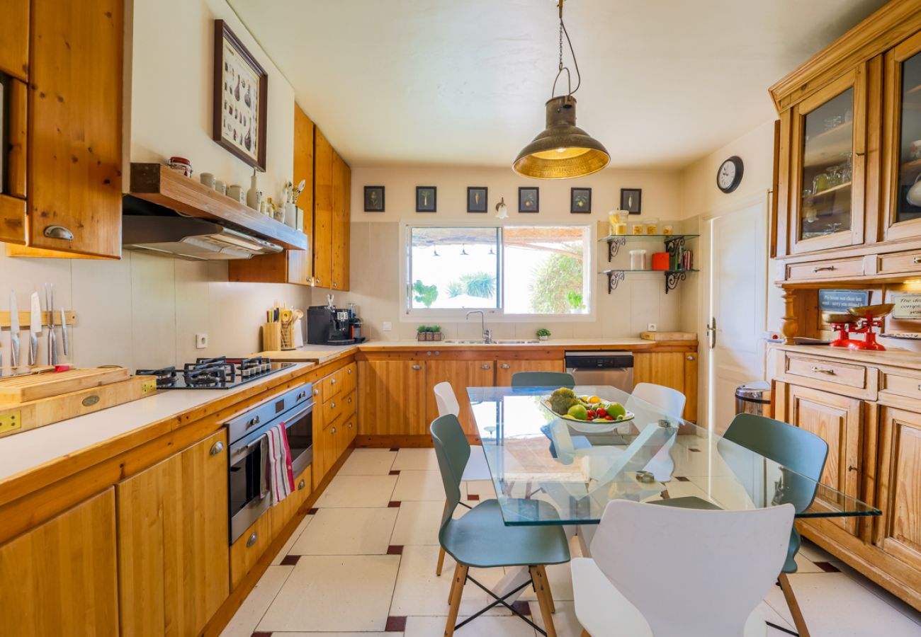 Large fitted kitchen