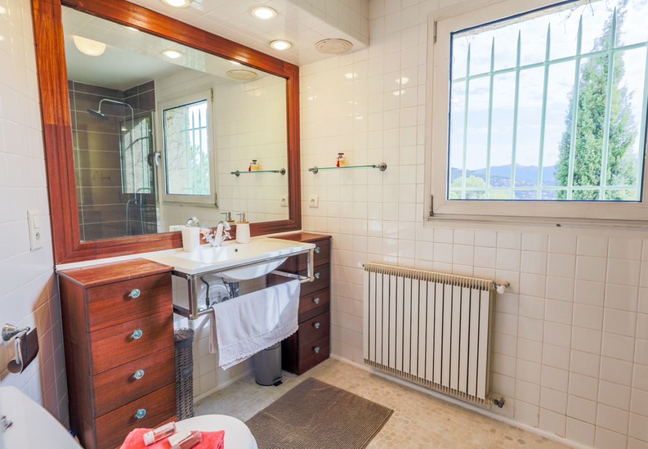 Bathroom with shower and wc