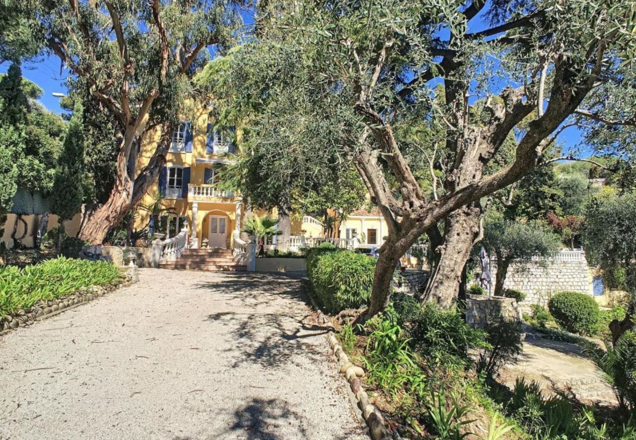 Front and entrance of the villa