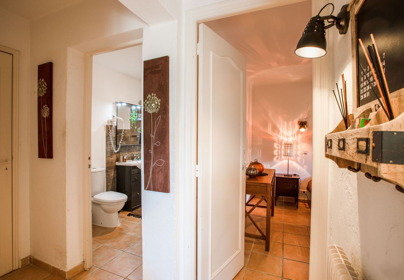 Corridor leading to bedrooms and bathroom