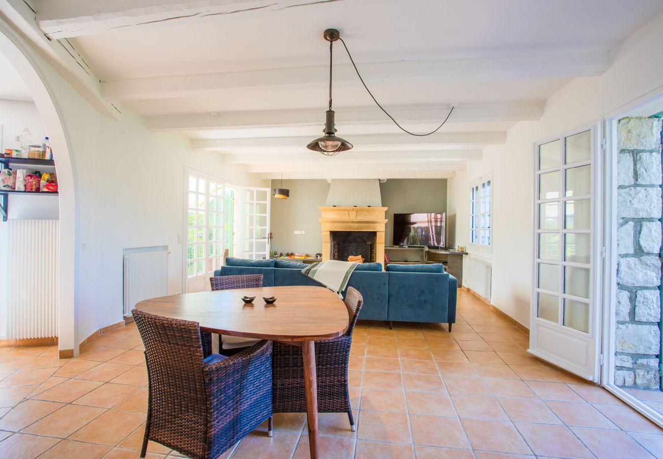 Spacious dining room