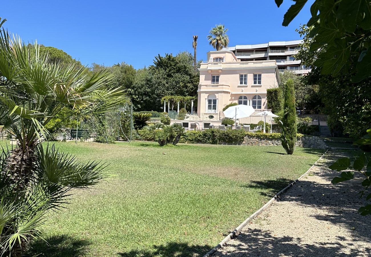 villa rental with private garden cannes